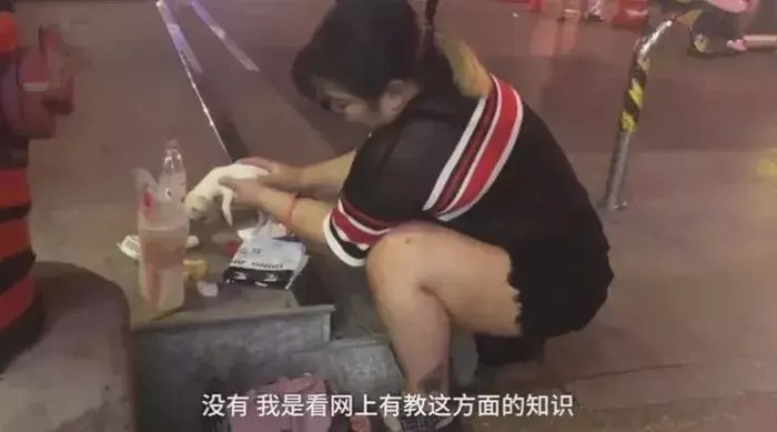 小狗被主人抛弃路过女生努力20分钟救活狗狗：亲我要负责！